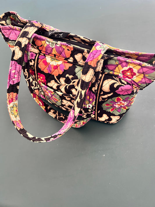 Vera Bradley purse with zip closure cardboard fabric bottom, six pockets inside Purse