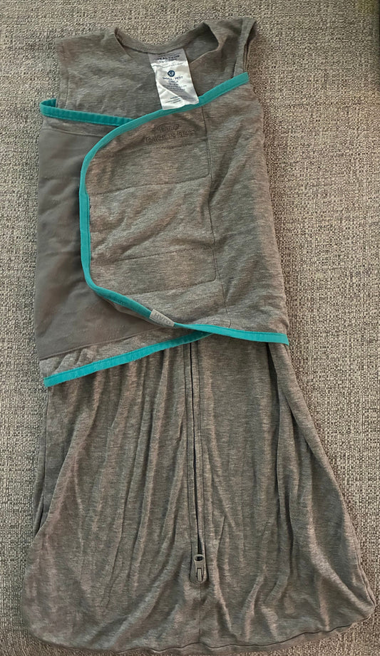 HALO Ideal temp swaddle 3/6 months Great condition lightweight swaddle, no stains or holes. 6 Months