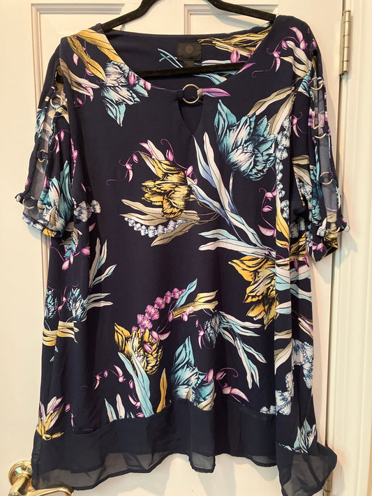 JM collection size xl short sleeve blouse tshirt Lace bottom, cut out along top of sleeves secured with rings Women's - XL