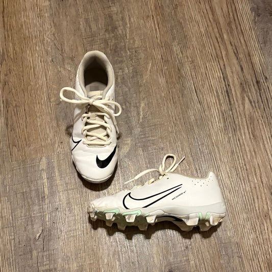 Nike size 4.5Y white softball cleats 4-1/2 (Big Kid)