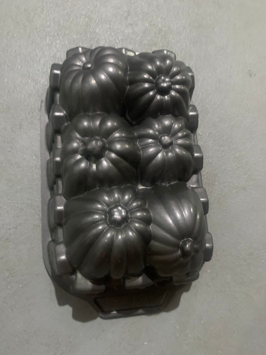 NordicWare Pumpkin patch loaf pan Kitchen