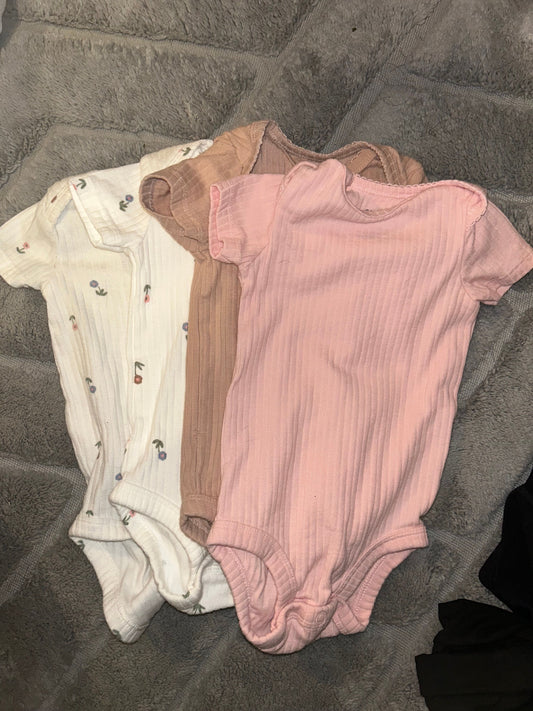 Carter's 4 onesies 3mon , 2 white with flowers, 1 tan, 1 pink 3 Months