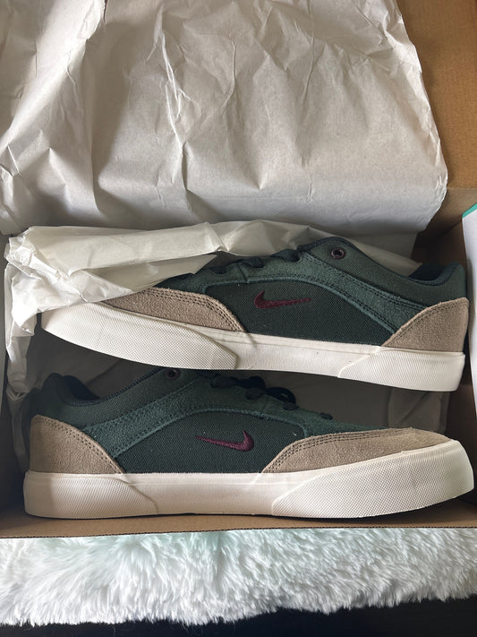 Nike SB Malor Mens size 9 Sneaker Tan, Green, maroon, New In Box 9 (Adult)