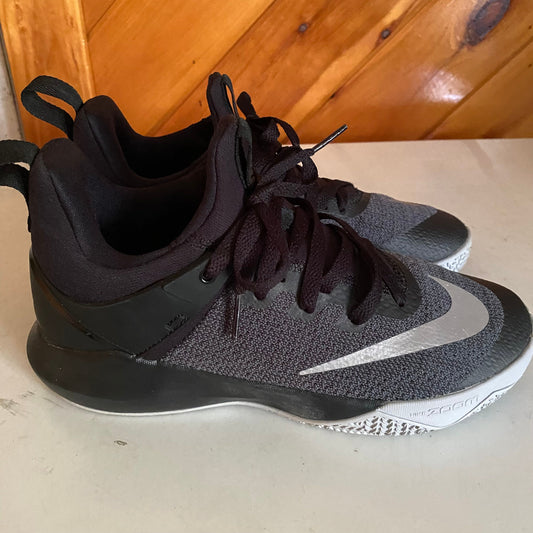 Nike Womens basketball shoes sneakers 7.5 7-1/2 (Adult)