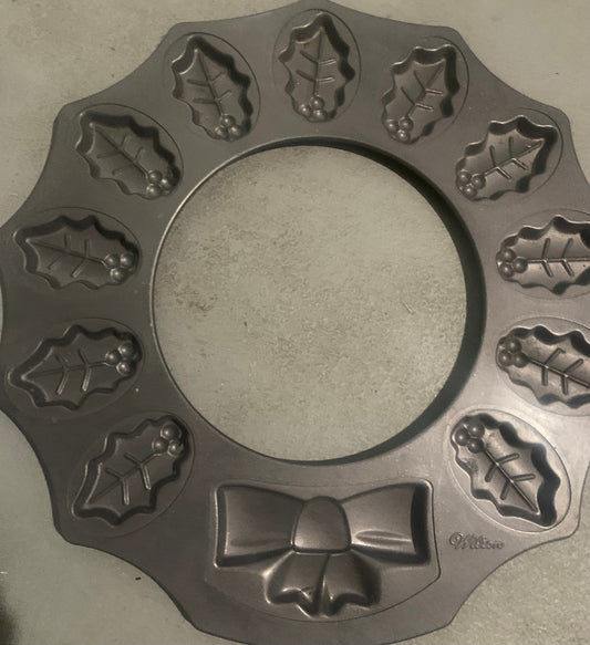 Wilton Christmas wreath press in cookie pan Kitchen