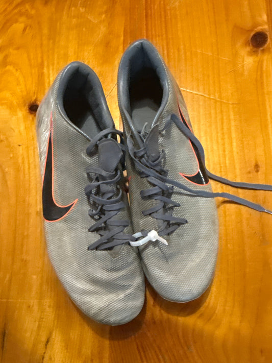Nike One pair of youth Nike cleats gray size 6.5 Baseball