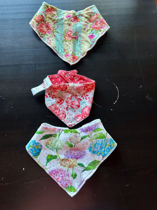 Nicole Miller and Upsimples Floral Bandana Bibs Set of 3 floral bandana-style bibs featuring beautiful prints.