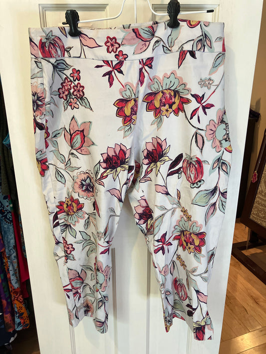 Van Heusen size 18 short 18 petite capris Elastic waist, White floral strawberry pattern Women's 18