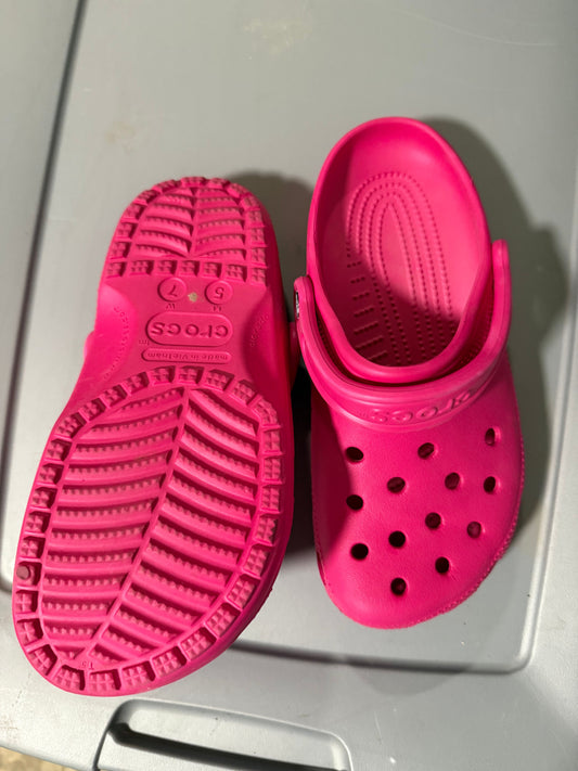 Crocs Like new! Pink crocs. Mens 5 womens 7 7 (Adult)