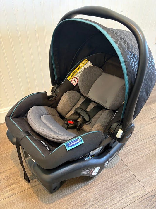 Graco Snugride 35 LX with Base, Black and Gray Manufactured 9/27/2024 -- EXPIRES: 9/27/2031 Car Seat