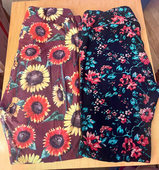 LulaRoe, Mad Hatter Two pairs of leggings. Right is TC LulaRoe. Left is Mad Hatter. Women's - L