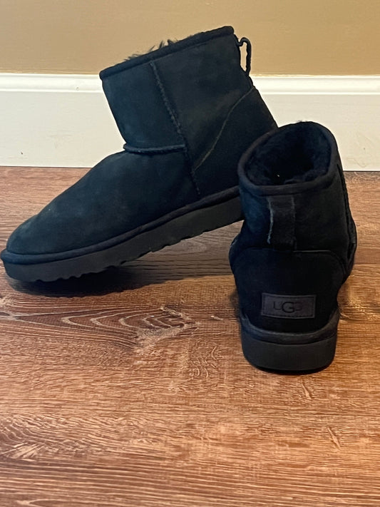 UGG Like New UGG Classic Mini II Boot- Black 9 (Adult)