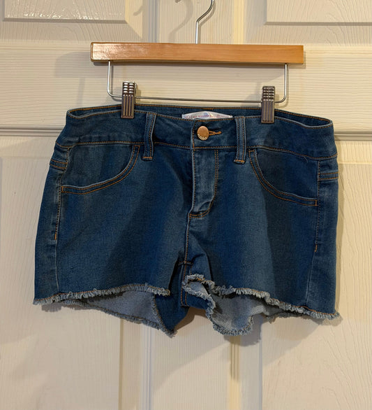 No Boundaries Junior shorts Jean shorts w/light frayed trimming around leg &. Pockets Junior 7