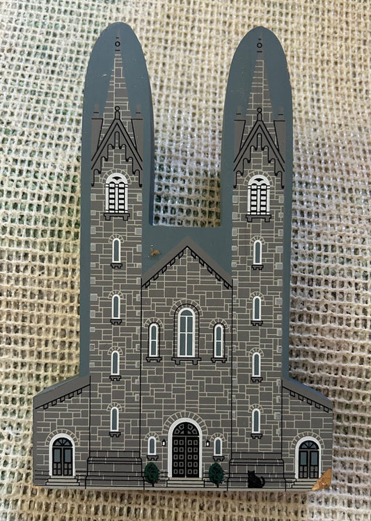 Cats meow 1996 Bowdoin Chapel Slight ding lower right Decor