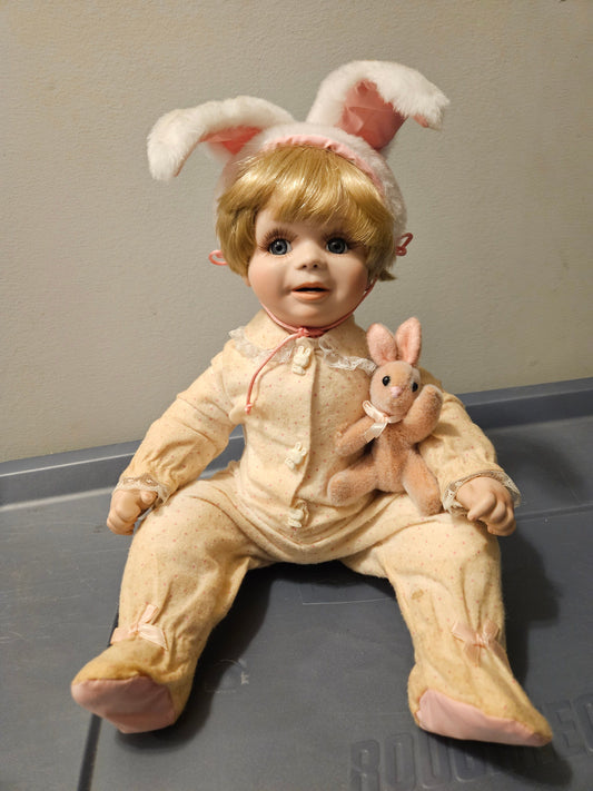Georgetown porcelain doll- Baby Bunting 1989, Terri Dehetre, with papers Dolls and Accessories