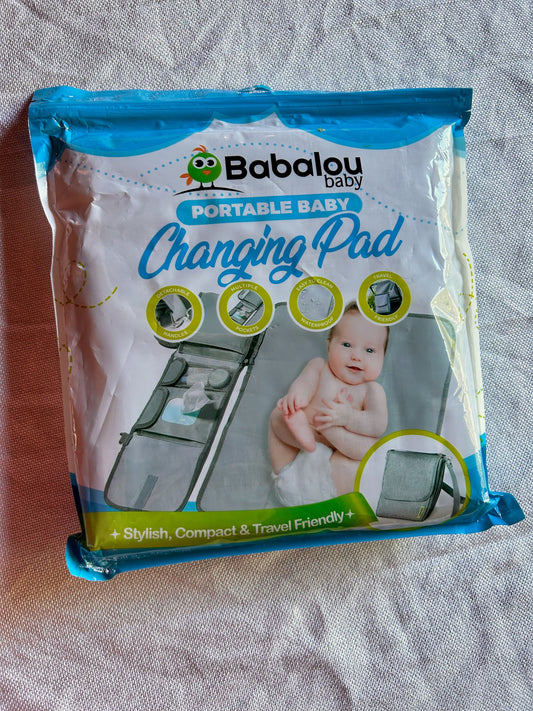 Babalou Baby Portable Changing Pad Built-in storage pockets, new in package Potty and Diapering