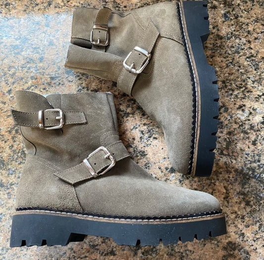 Andre Assous NEW 8 Faux fur lined buckle boots 8 (Adult)