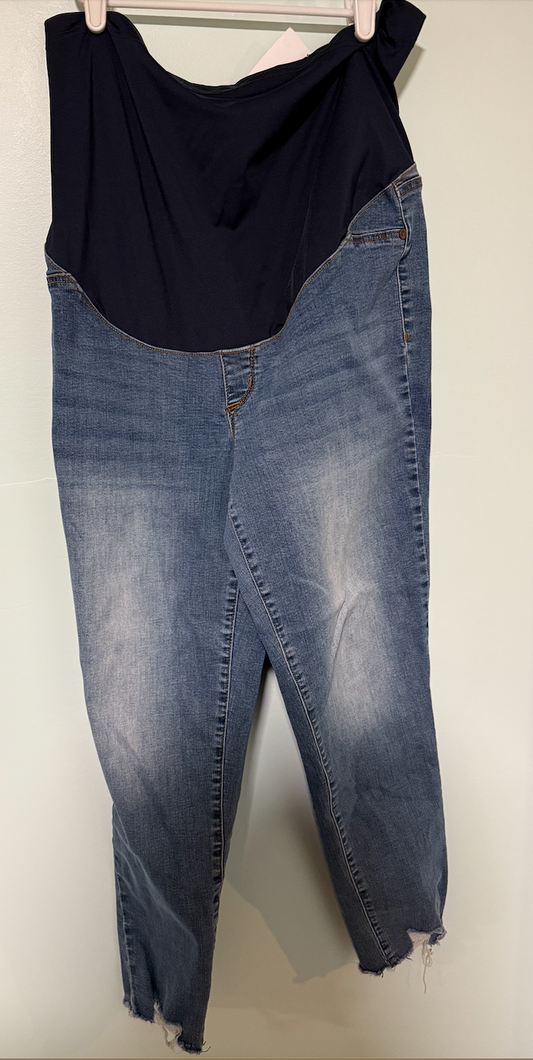 Sofia Size 14 maternity jeans. At ankle length Women's Large 12-14
