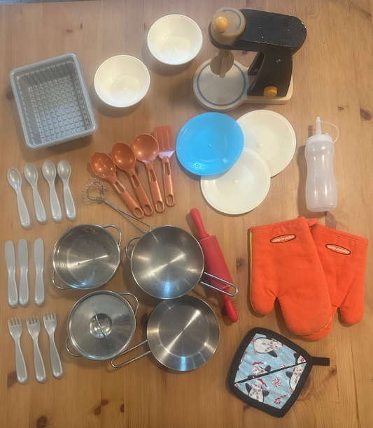 Play Kitchen Cookware/Dishes/Oven Mitts/Silverware Mixer, Melissa & Doug Metal Pots/Pans, Cooking Utensils Pretend Toy