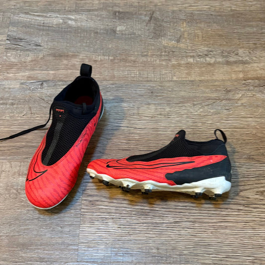 Nike Phantom black and orange soccer cleats size 5Y 5 (Big Kid)