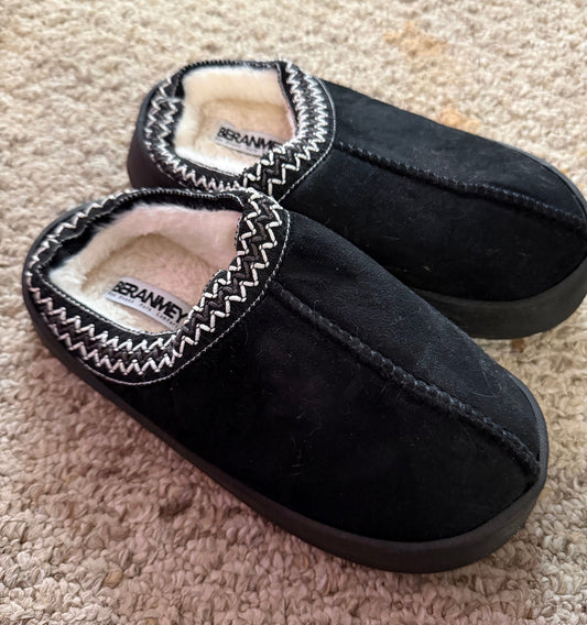 Womens black slip on slippers size 6-7 Womens black slip on slippers size 6-7 6 (Adult)