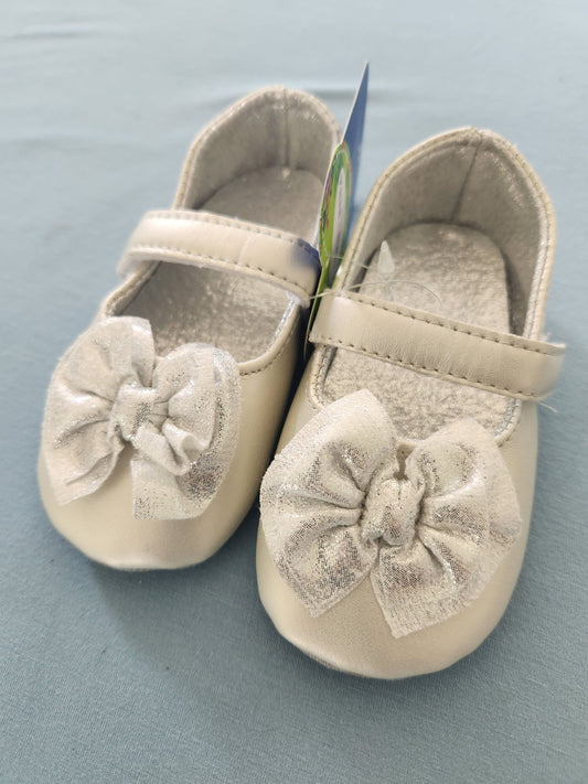 Size: 18m NWT! Silver mary jane w/ bow 2 (Infant Shoe)