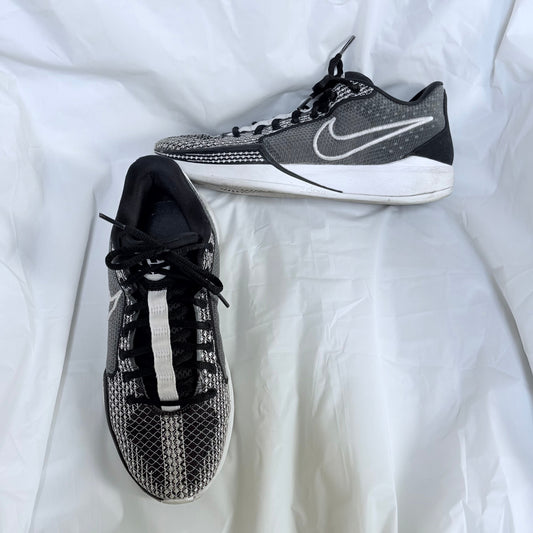 Nike Sabrina basketball sneakers size 9 fit like 8.5 9 (Adult)