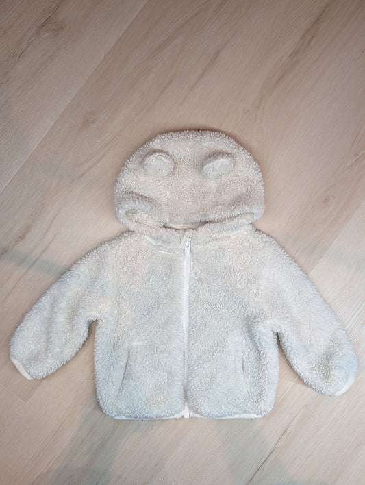 Old Navy white fleece winter sweater, 3-6m White fleece sweater with bear hood and pockets 3 Months