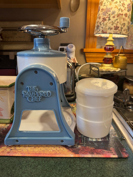 Pampered Chef Ice Shaver Perfect for Sunmer Fun and homemade slushie Kitchen