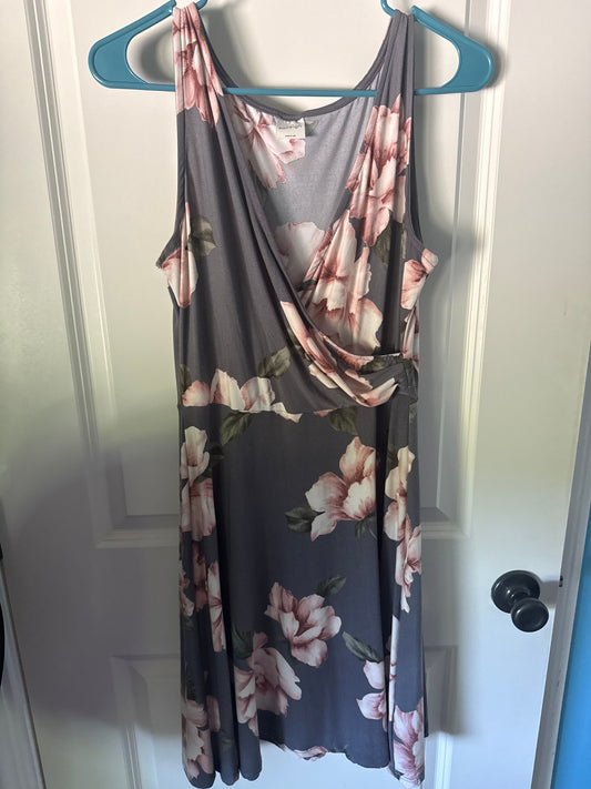 Kaileigh Stitch fix brand. Flower dress v neck 95 polyester 5 spandex Women's - M