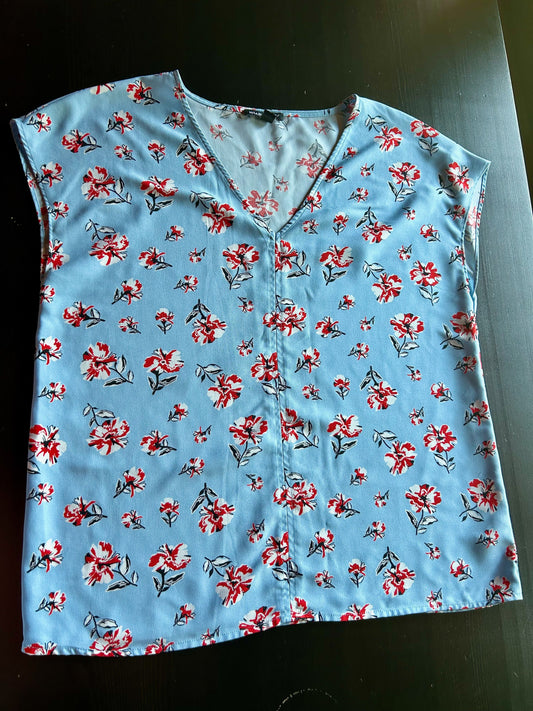 Hilary Radley Size M Women's Blue Floral Blouse Light Blue and Red, Cap Sleeve, V-Neck, Floral print, lightweight Women's - M