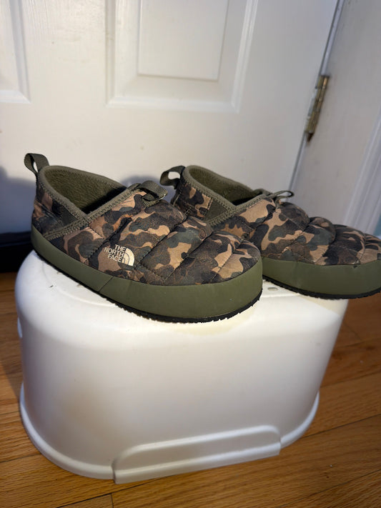 The North Face Boys size 3 camo rubber sole slippers 3 (Big Kid)