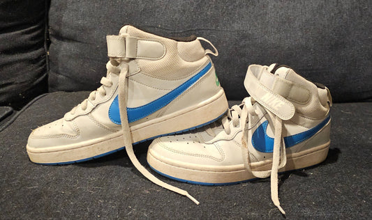 NIKE Barely worn 7 (Big Kid)