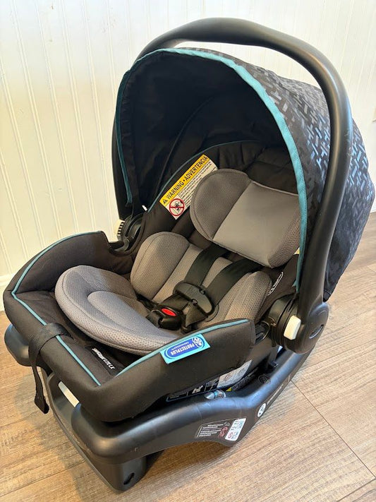 Graco Snugride LX with Base, Black and Gray Manufactured 10/26/2024 -- EXPIRES: 10/26/2031 Car Seat