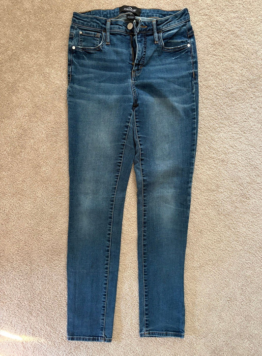 Jordache, 4, Women's Curvy Skinny high rise Jeans medium blue wash, zipper closure, pockets, like new Women's 4