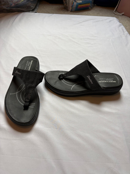 Skechers Memory Foam Relaxed Fit black t-strap sandals 9 (Adult)