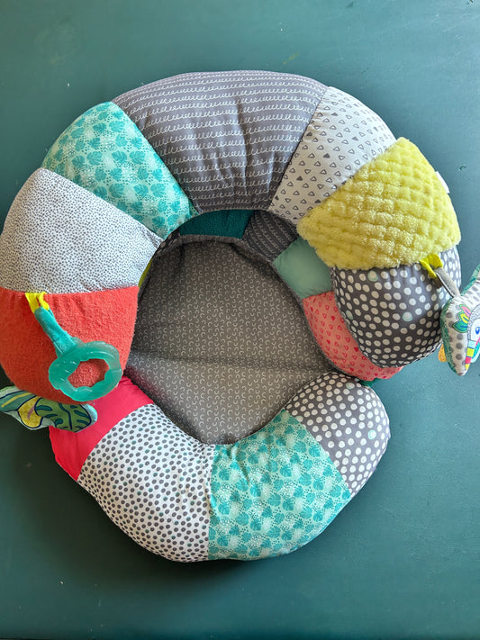 Infantino - 2 in 1 Tummy Time & Seated Support support babies tummy time or stacked for seated support Activity Gym-Mat