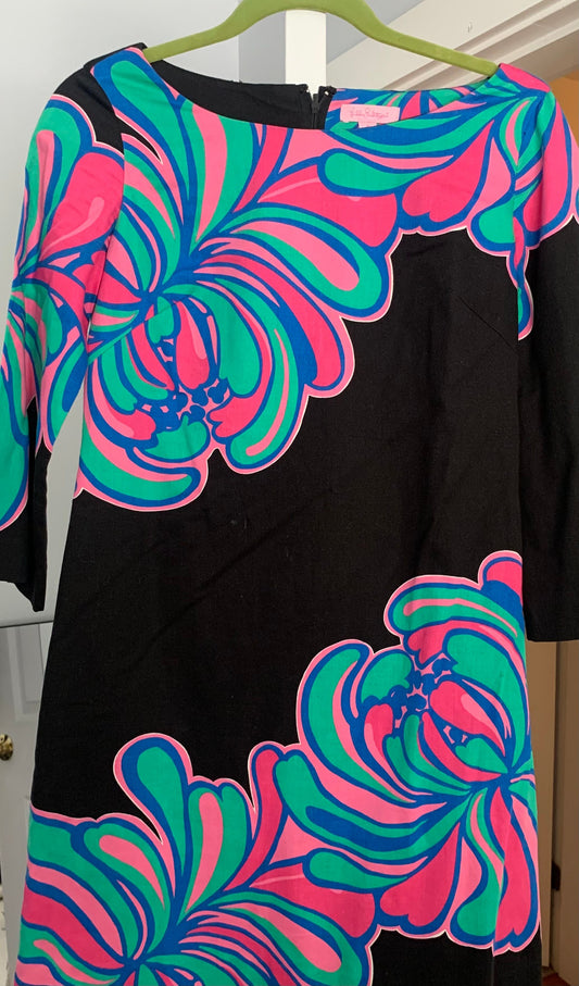 Lilly Pulitzer Dress. Very good condition.  Flattering but short! Women's 2