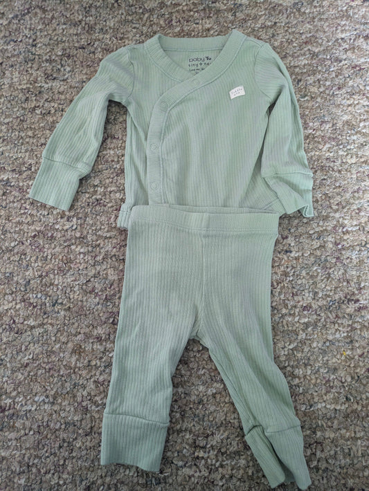 Baby Tu Geen onesie with matching pants & white patch says "little one" Newborn