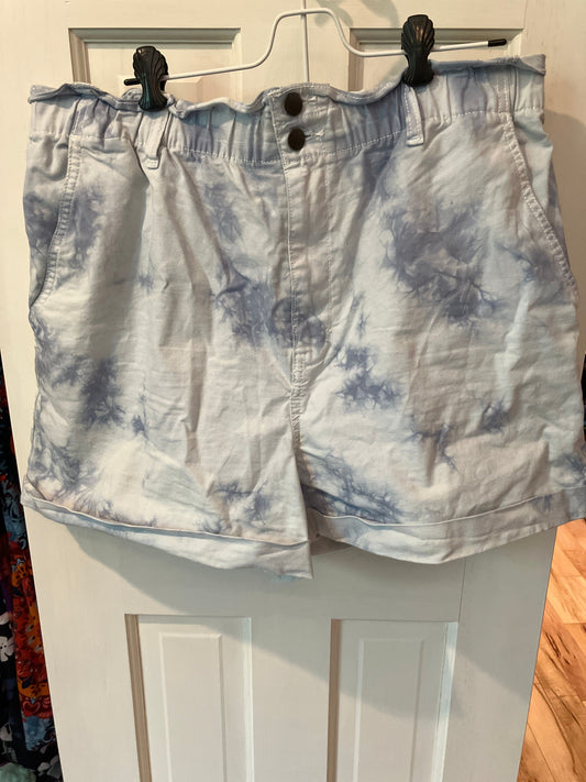 Universal thread, size xl shorts, blue tye dye Elastic waistband, front and back pockets Women's - XL
