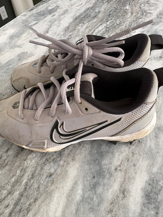 Nike baseball cleats Grey Nike baseball/softball cleats 13 (Lil' Kid)