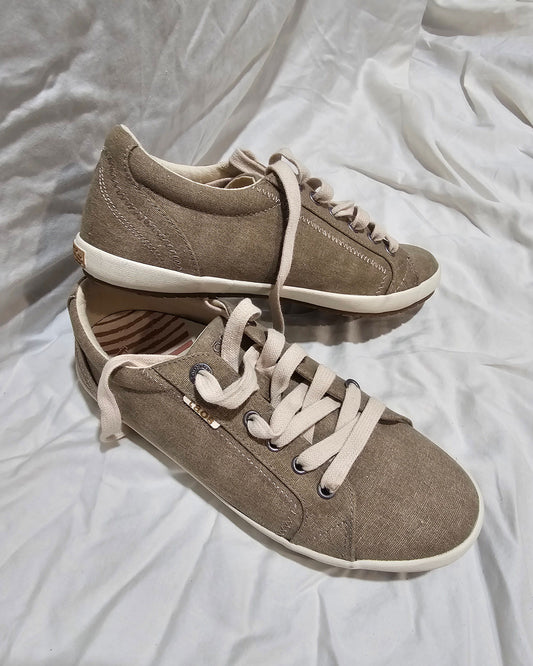 Taos khaki canvas tennis shoe/sneaker 8.5 Style:star  color: khaki wash canvas 8-1/2 (Adult)