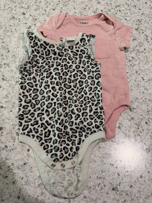 Old Navy 3-6m onesie 3 Months