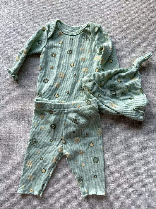 Sterling baby VGUC floral matching onesie set and hat Newborn