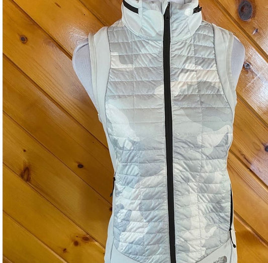The north face NWT thermoball Hooded Vest Camo Women's - XS