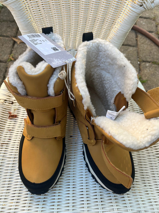 Mountain Warehouse New tan boots, but along side of tongue of left, see pic 5 (Big Kid)