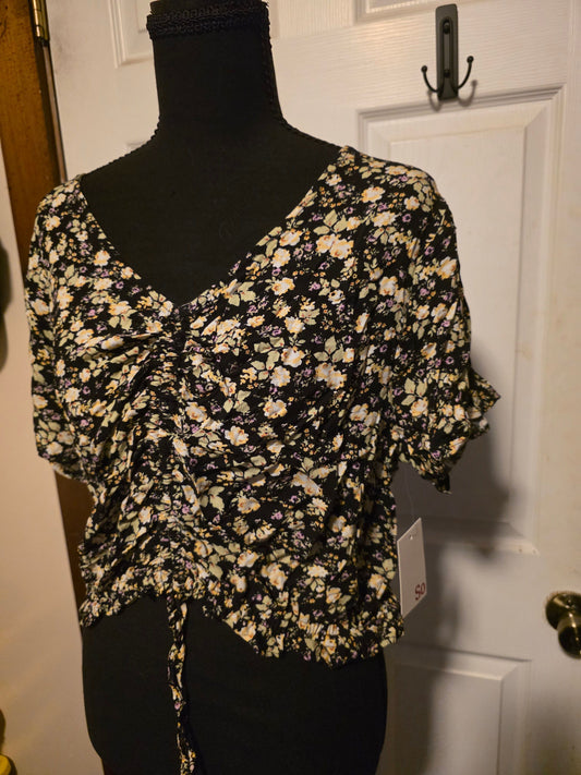 So New with tags flowery womens crop top Women's - XL